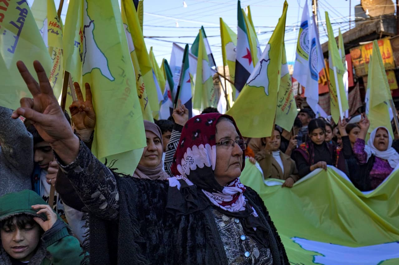 کوردەکانی سوریا  لە ١٩ کانونی دووەم لە قامیشلۆ ئالای سەردەمی سەربەخۆیی هەلدەدەن هێمای (ڤی) بۆ سەرکەوتن بلند دەکەن وینەکە : دیلیل سۆلیمان- فرانس پیێس