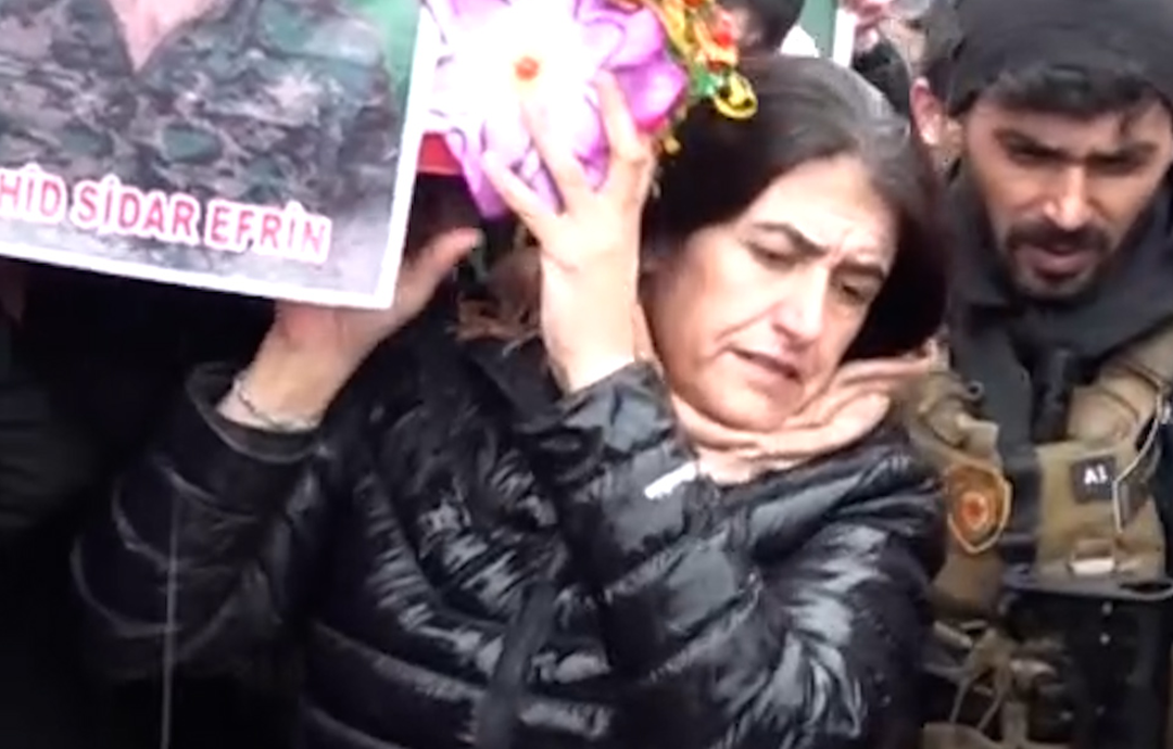  ڤیدیۆ.. فەرماندەی یەپەژە هاوڕێکەی خۆی بەرەو گۆڕستان بەڕێدەکات 